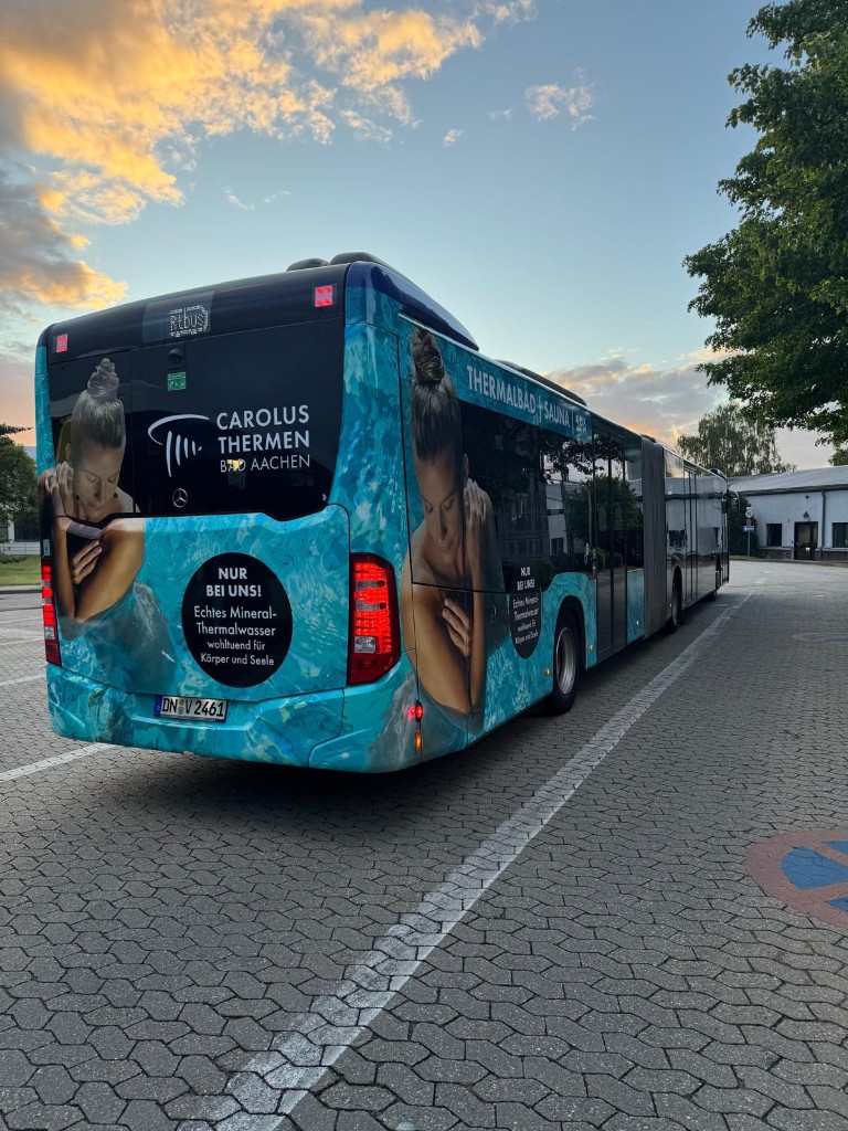 Carolus Thermen Ganzgestaltung – Heck- und Seitenansicht bei Abendlicht