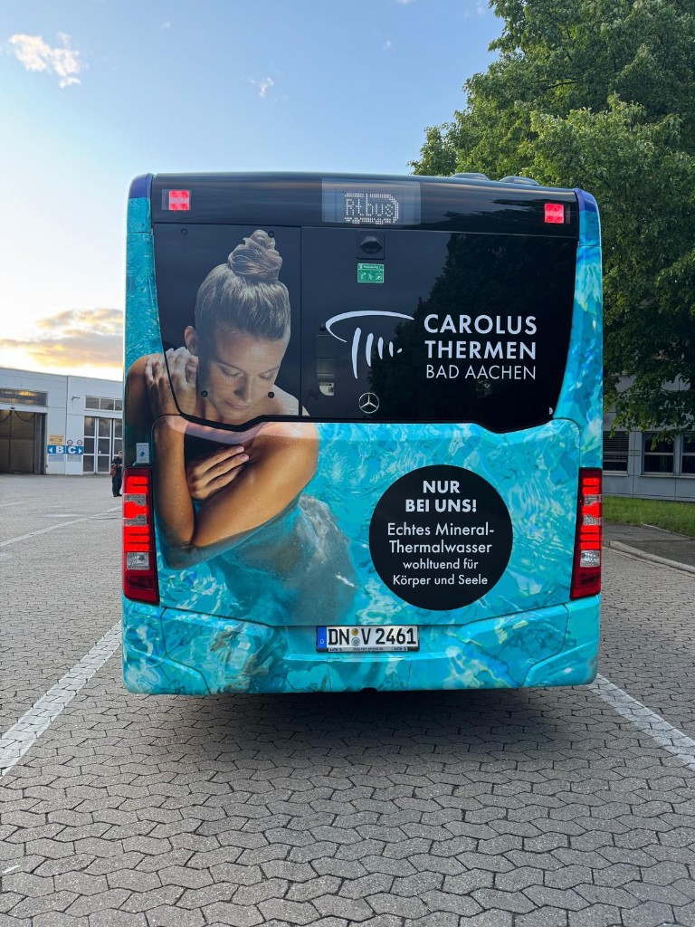 Carolus Thermen Ganzgestaltung – Heckansicht des Linienbusses