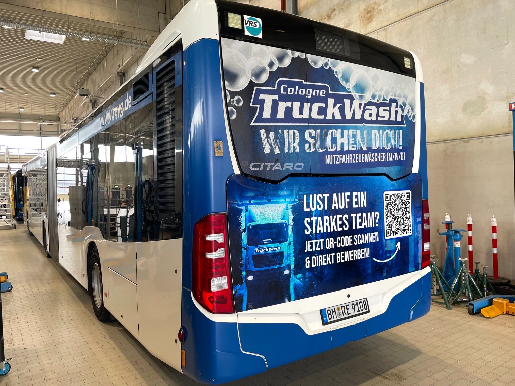 Cologne Truck Wash – Heckwerbung auf REVG-Gelenkbus