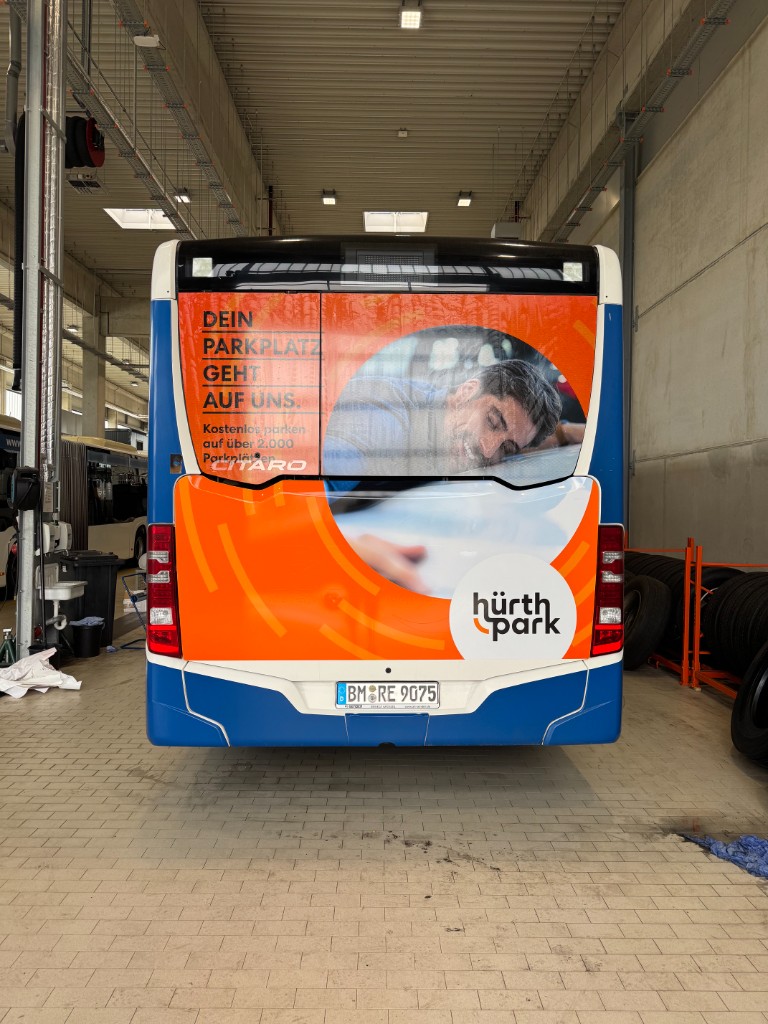 Hürth Park Heckwerbung – Heckansicht des Linienbusses