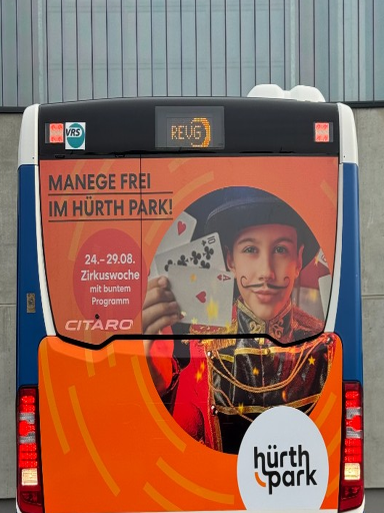Hürth Park Zirkuswochen – Heckwerbung auf einem REVG-Linienbus