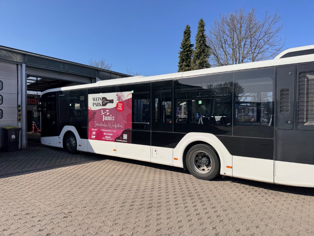 Wein im Park Düren – Sonderformat auf der Busseite
