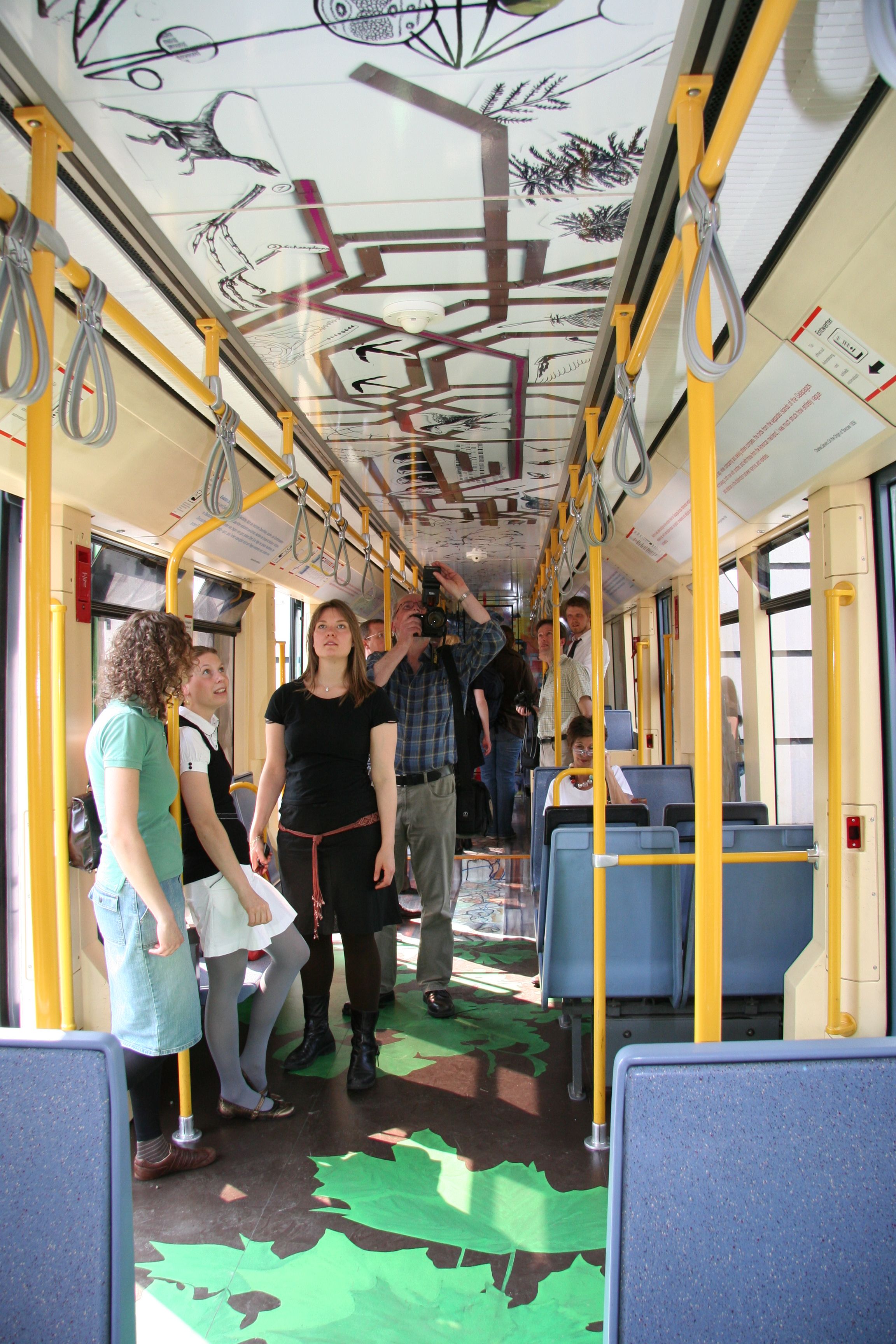 Decken- und Bodenwerbung - Straßenbahn Innenraumgestaltung