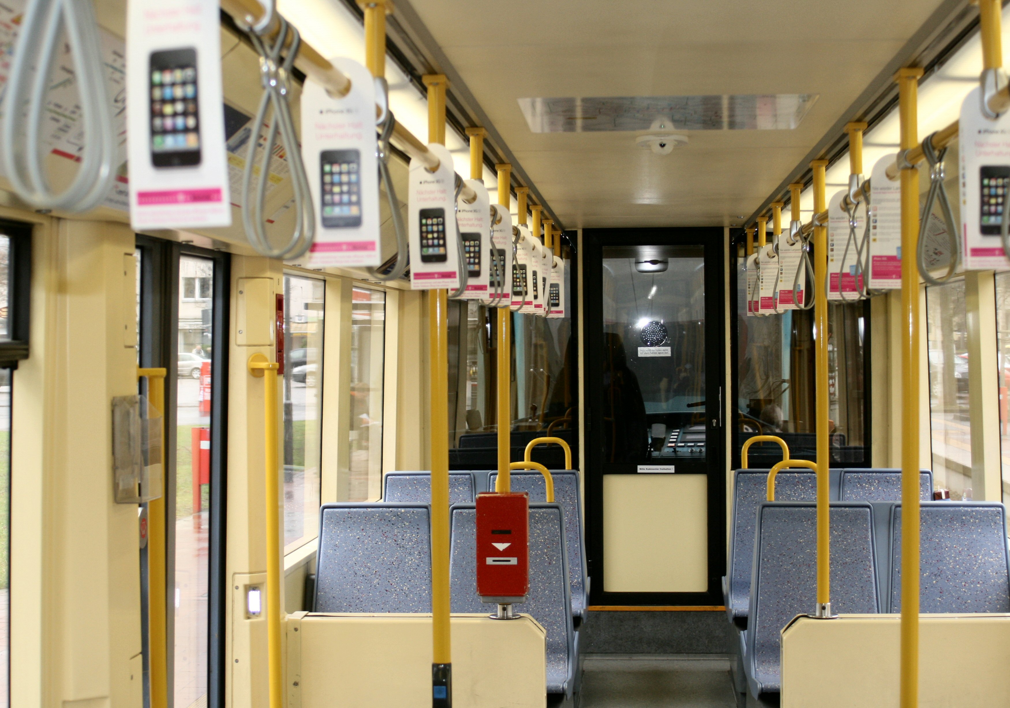 T-Mobile iPhone SwingCards - Straßenbahn Innenraumwerbung
